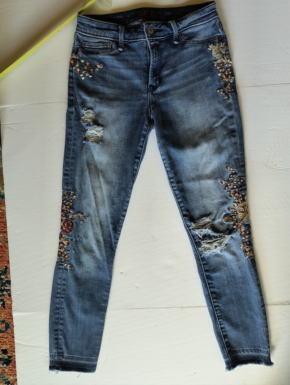 Abercrombie & Fitch Women's Harper Low Rise Ankle Ripped Embroidered Jeans S-0